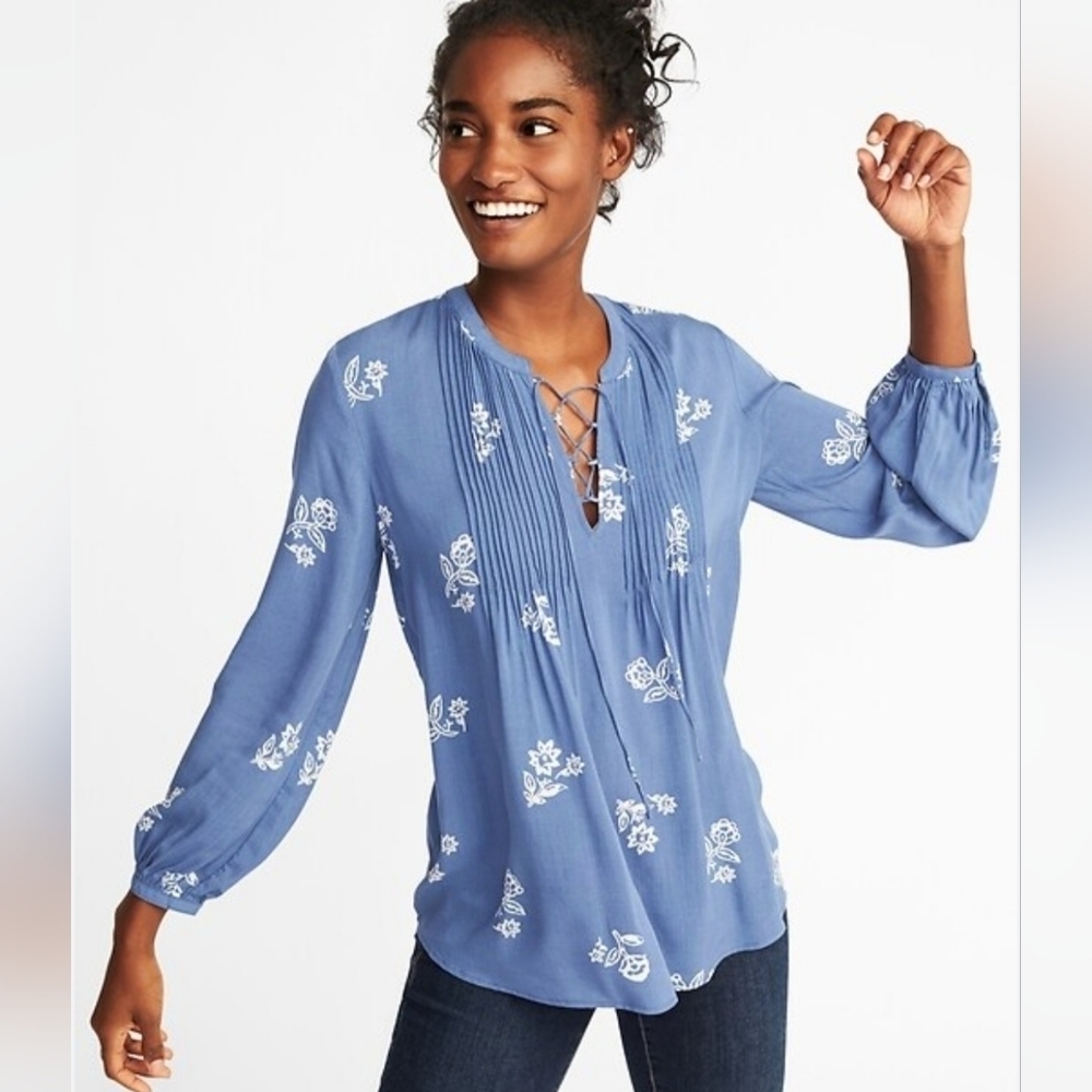 Old Navy Womens Blue and White Floral Pintuck Lace-Yoke Swing Top size S NWT